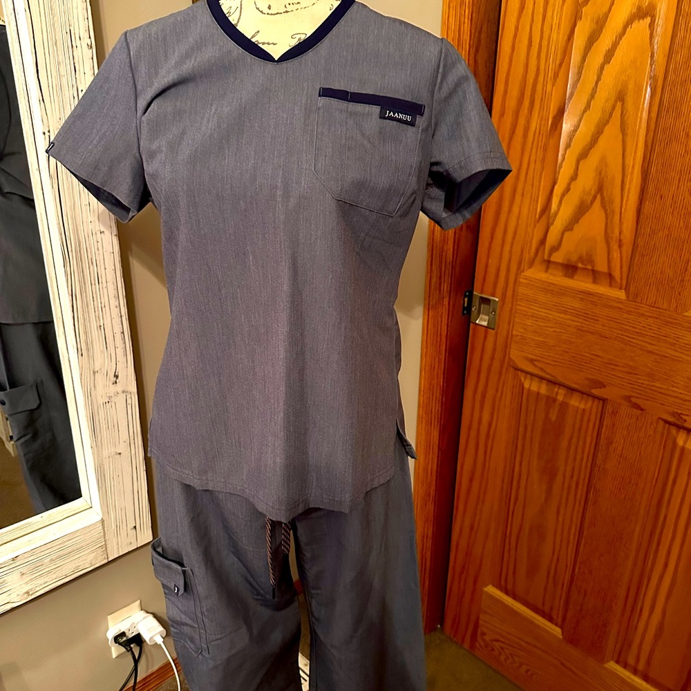 Scrub set